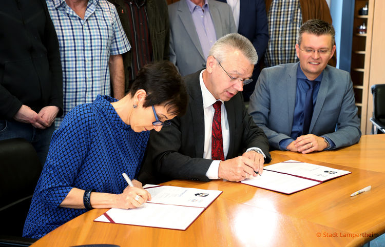 Vereinbarungsunterzeichnung in Lampertheim mit der stellvertretenden Vereinsvorsitzenden Andrea Flory und Bürgermeister Gottfried Störmer